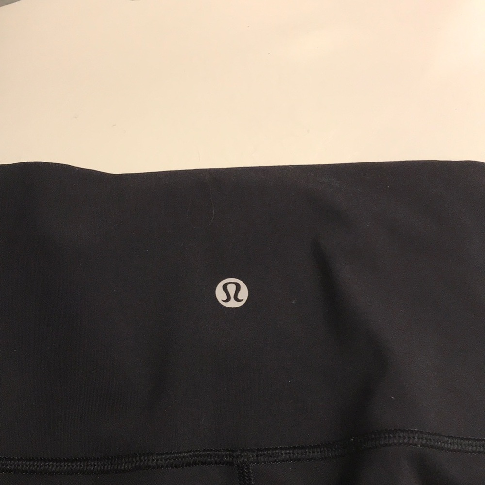 Black lululemon leggings cropped.
